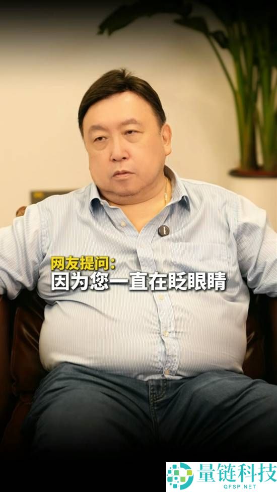71岁王晶频繁眨眼引发网友担忧中风,最新全家福曝光大肚腩缩水