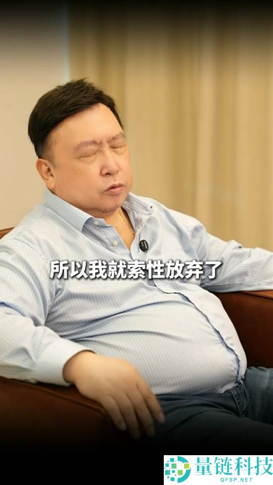71岁王晶频繁眨眼引发网友担忧中风,最新全家福曝光大肚腩缩水