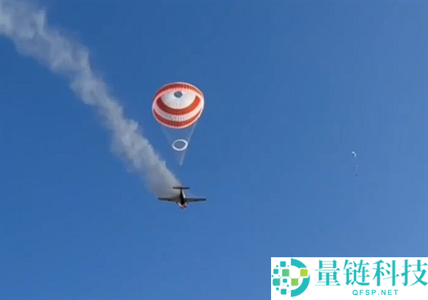 巴西小型飞机空中起火,成功撑起救生伞缓慢降落