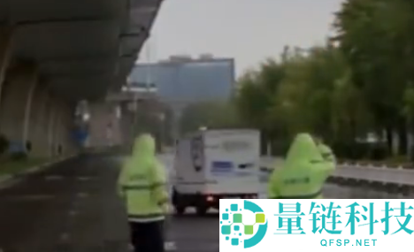 无人快递车闯入路政围挡,任务人员愤怒丢弃反光锥