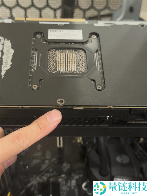 RTX 5090显卡PCB自燃起火,机箱侧板被烧焦引发关注
