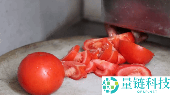 山间菜馆西红柿炒蛋售价45元,米饭20元,老板保证真材实料