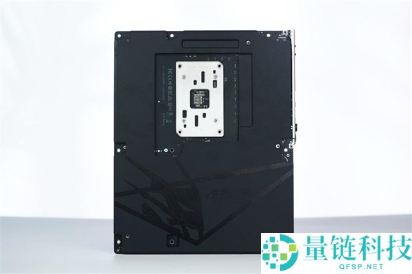 技嘉B850 AORUS ELITE X3D图赏:16+2+2供电设计与4路M.2接口解析