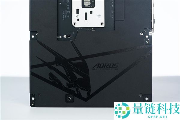 技嘉B850 AORUS ELITE X3D图赏:16+2+2供电设计与4路M.2接口解析
