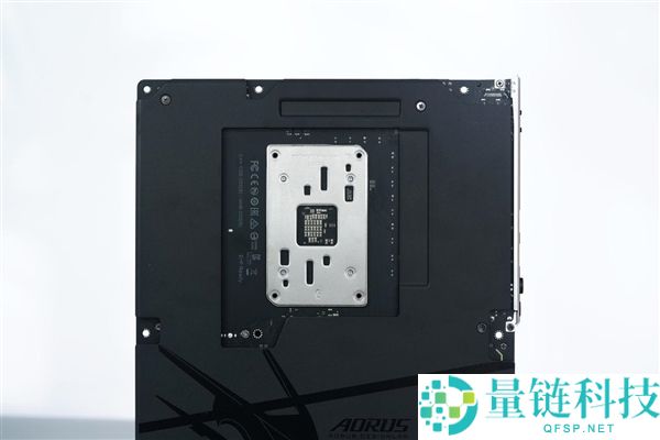 技嘉B850 AORUS ELITE X3D图赏:16+2+2供电设计与4路M.2接口解析
