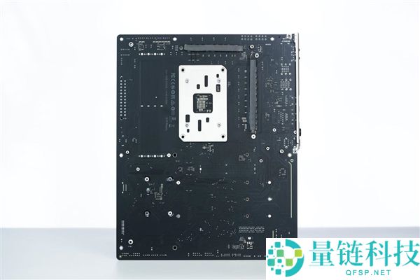 技嘉B850 AORUS ELITE X3D图赏:16+2+2供电设计与4路M.2接口解析