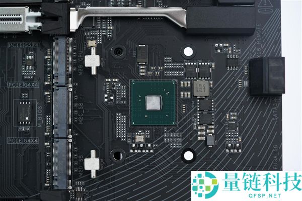 技嘉B850 AORUS ELITE X3D图赏:16+2+2供电设计与4路M.2接口解析