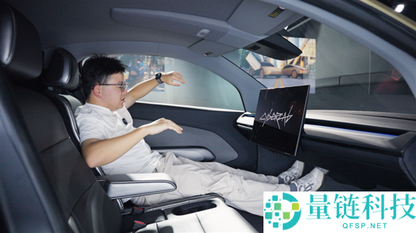 实拍Cybercab实车：一款真正的“塑料”特斯拉体验