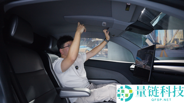 实拍Cybercab实车：一款真正的“塑料”特斯拉体验