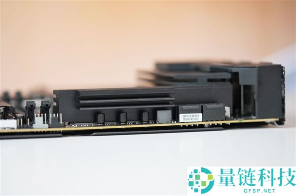 技嘉Z890 AORUS ELITE DUO X主板图赏：5个M.2插槽全解析