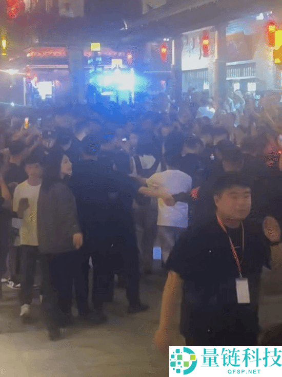 63岁李连杰现身太极大会，影迷如潮围堵一片水泄不通