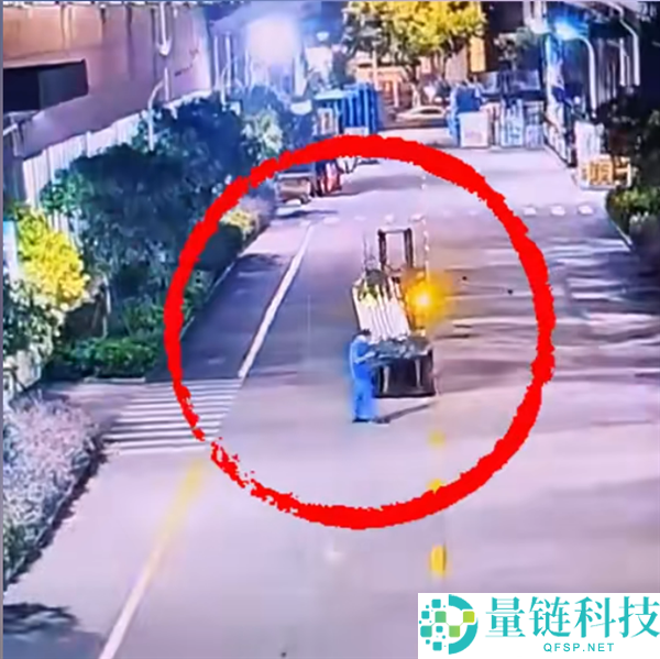 男人走路看手机误入叉车盲区被碾压 网友评论：这真是拿命在玩