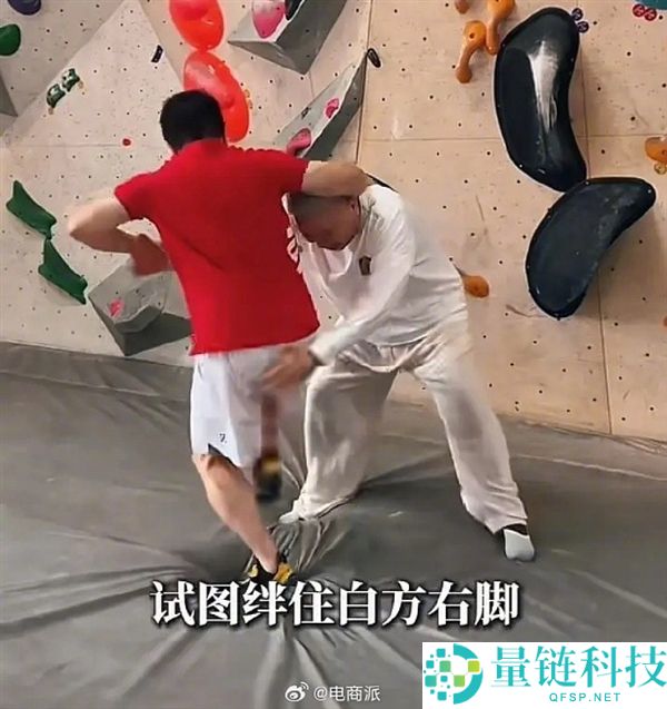 55岁周鸿祎与71岁马未都摔跤对决，意外落败引发热议