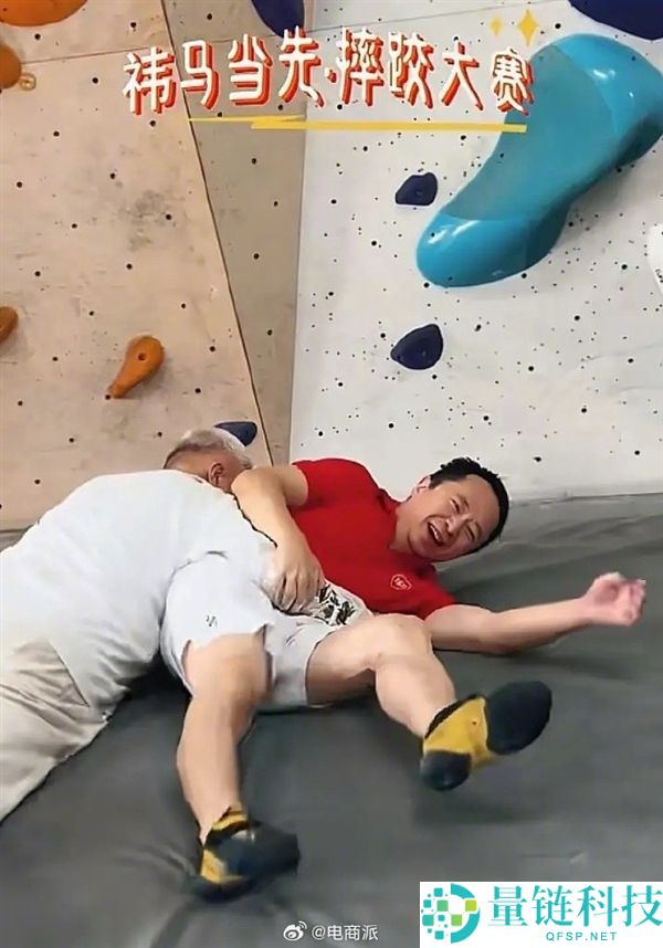 55岁周鸿祎与71岁马未都摔跤对决，意外落败引发热议