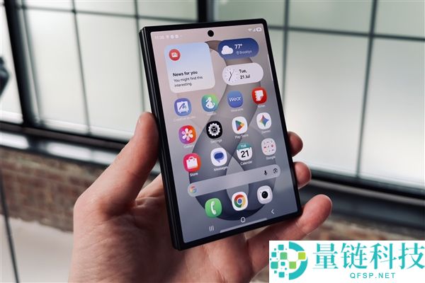 罗永浩体验阔折叠手机：横屏看视频的优势与众多缺陷分析