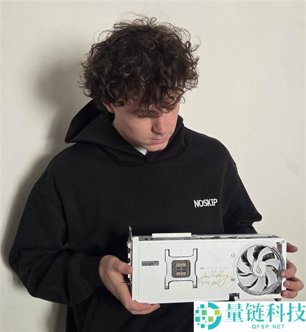 男人在二手市场捡漏RTX 5090，意外发现黄仁勋亲笔签名的全球独一版！