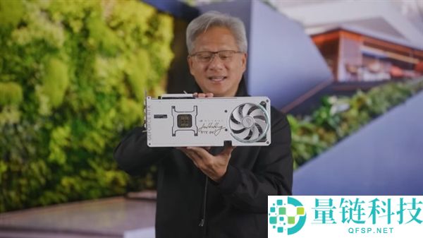 男人在二手市场捡漏RTX 5090，意外发现黄仁勋亲笔签名的全球独一版！