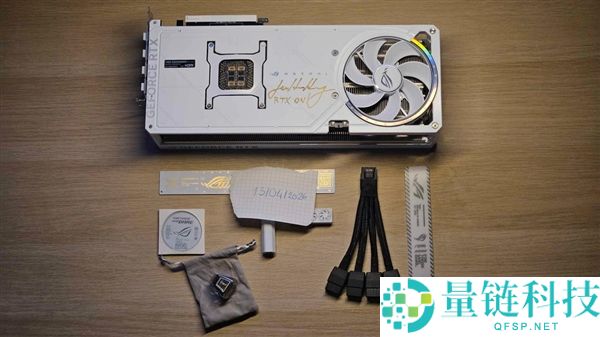 男人在二手市场捡漏RTX 5090，意外发现黄仁勋亲笔签名的全球独一版！