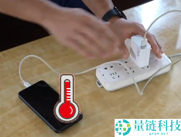 手机充电器未拔导致客厅火灾，消防员实测：充电器持续通电风险
