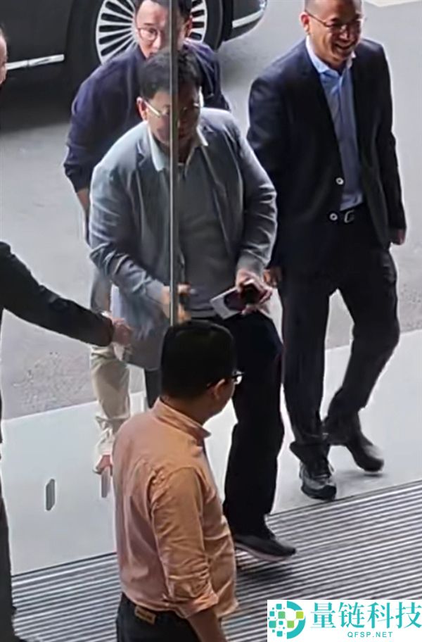 华为Mate 90系列真机曝光：余承东泄密拼接式机身与圆形镜头设计