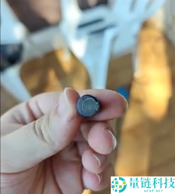 电源清灰时吹出电容,网友惊恐不敢开机:10分钟前还正常运转