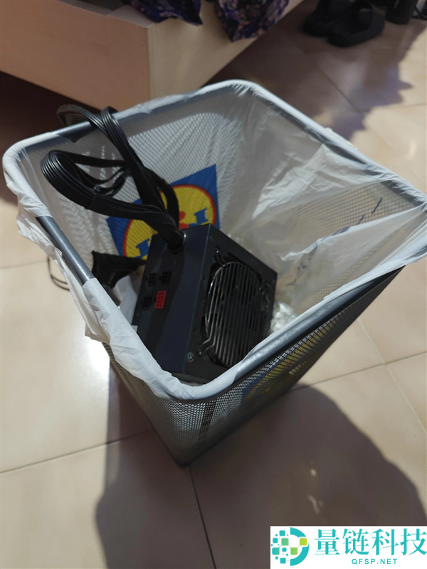 电源清灰时吹出电容,网友惊恐不敢开机:10分钟前还正常运转