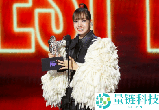 Lisa颁奖礼造型被批像只鸡：时尚穿搭引发热议