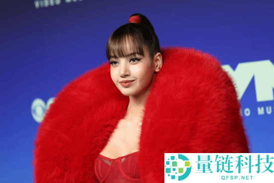 Lisa颁奖礼造型被批像只鸡：时尚穿搭引发热议