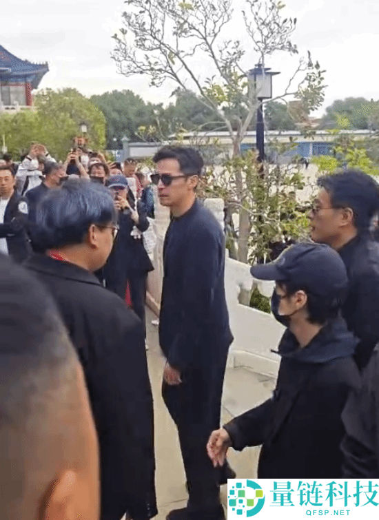 游本昌葬礼今日举行：胡歌身穿黑衣悼念爷叔