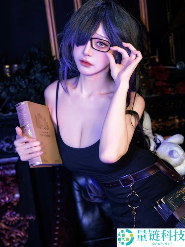 Coser女神Denka化身春丽，火辣开球引爆全场球迷热潮