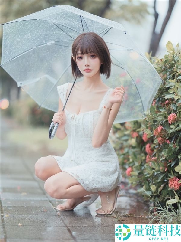 Coser女神Denka化身春丽，火辣开球引爆全场球迷热潮