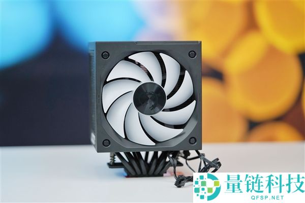 微星MPG COREFROZR AP15散热器图赏：带数显双塔风冷设计解析