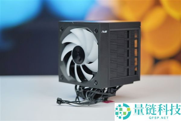 微星MPG COREFROZR AP15散热器图赏：带数显双塔风冷设计解析