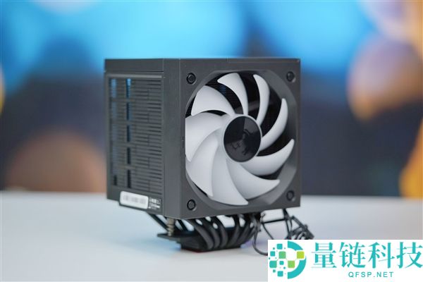 微星MPG COREFROZR AP15散热器图赏：带数显双塔风冷设计解析