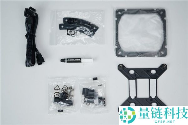 微星MPG COREFROZR AP15散热器图赏：带数显双塔风冷设计解析