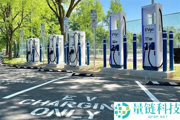 美国加州新建超充桩：每台可申请10万美元补助的烧钱建站计划
