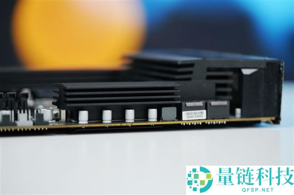 技嘉X870E AORUS ELITE X3D主板图赏:16+2+2相供电优势解析