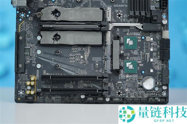 技嘉X870E AORUS ELITE X3D主板图赏:16+2+2相供电优势解析