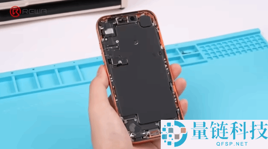 iPhone 17 Pro首拆：更大相机传感器、更易维修设计