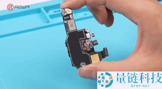 iPhone 17 Pro首拆：更大相机传感器、更易维修设计