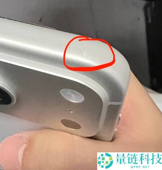 第一批iPhone 17贴膜受益者呈现了：贴膜工具把边框划伤 果粉疼爱