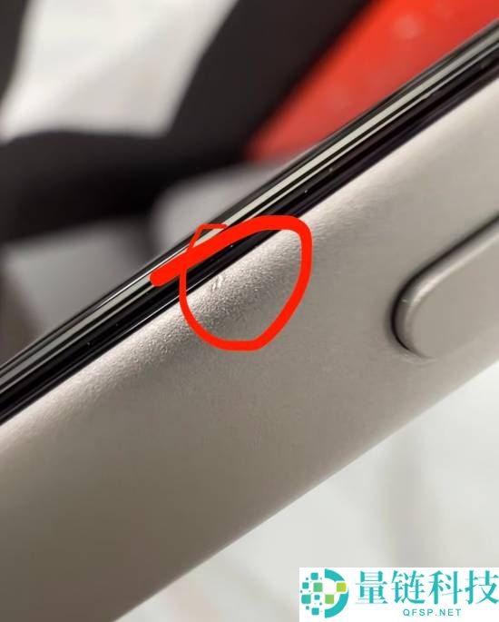 第一批iPhone 17贴膜受益者呈现了：贴膜工具把边框划伤 果粉疼爱