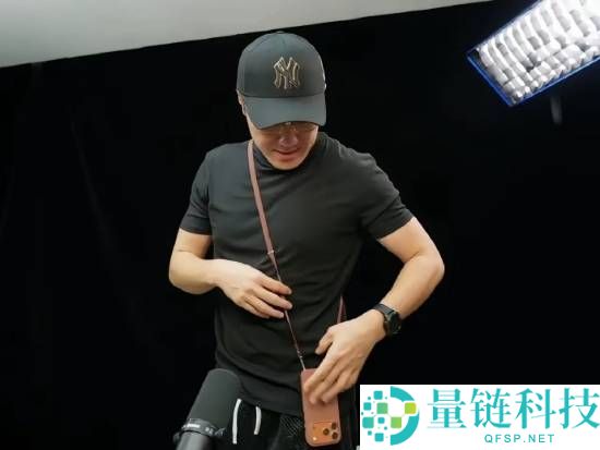 479元一根的iPhone 17挂绳效果若何？王自若晒照