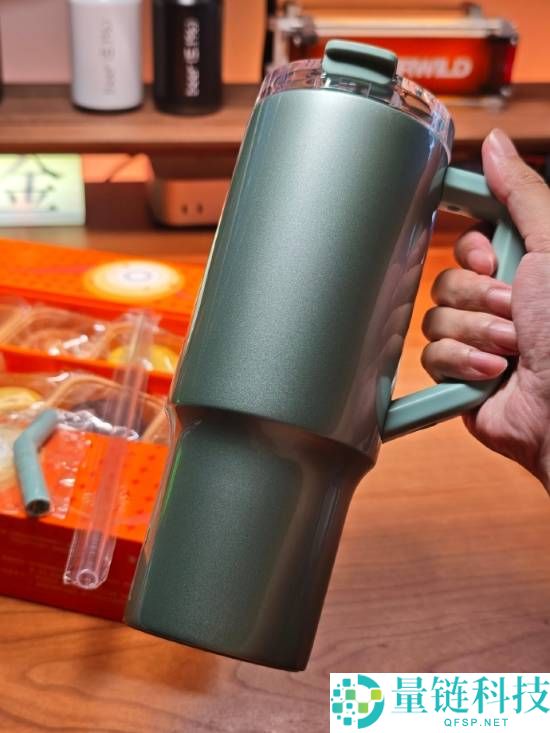 网友晒小米中秋礼盒：月饼花纹有磅礴OS、玄戒O1等