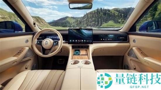 新问界M7全主动化加油：一键付出 不必下车不必开窗,