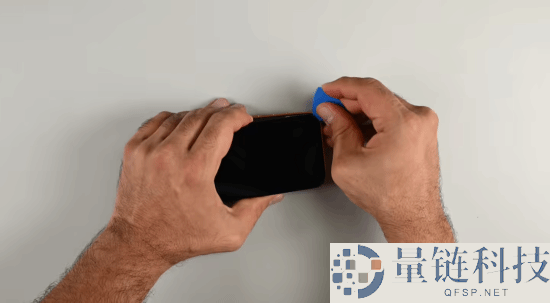 拆解iPhone 17 Pro：换电池、USB-C口要先拆屏幕