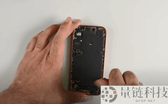 拆解iPhone 17 Pro：换电池、USB-C口要先拆屏幕