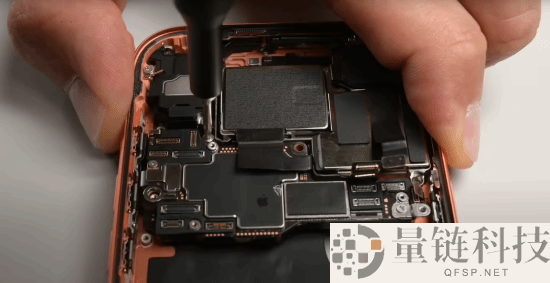 拆解iPhone 17 Pro：换电池、USB-C口要先拆屏幕