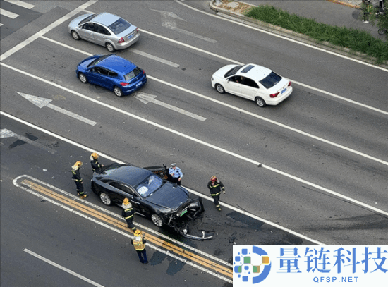 交警传递劳斯莱斯闪灵撞车事务：驾驶员陈某负全责