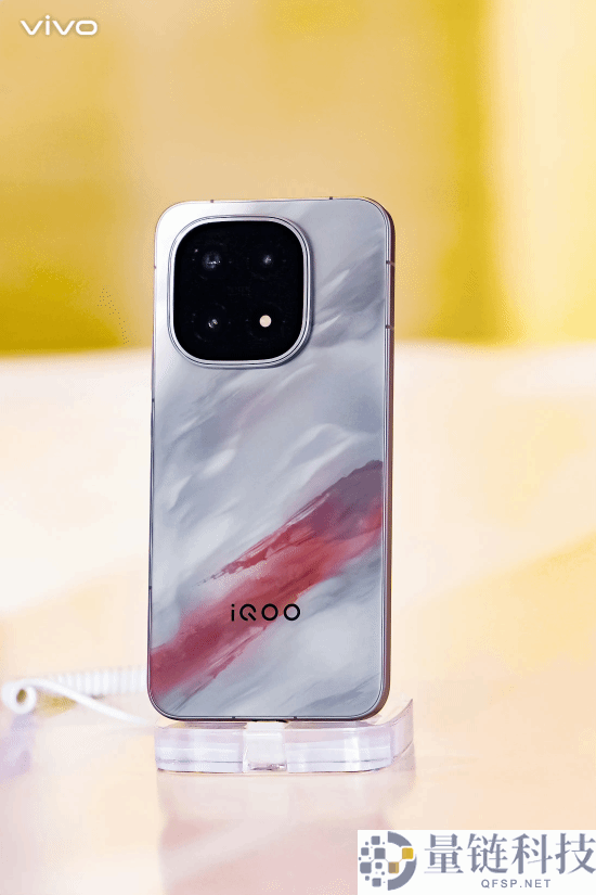 iQOO 15独家标配AR增透消反珍爱膜 产物司理：本钱高 别一上手就撕掉